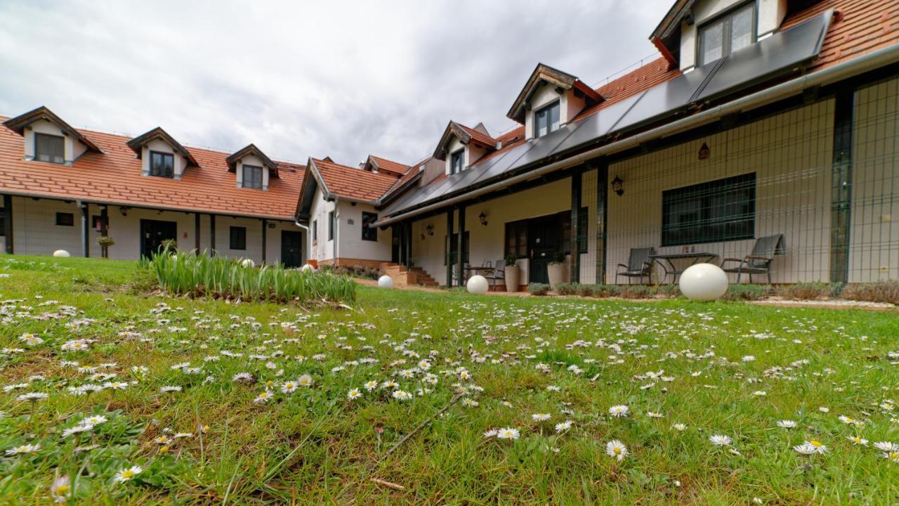 Bed and Breakfast Kosbor Panzio Magyarszombatfa Экстерьер фото